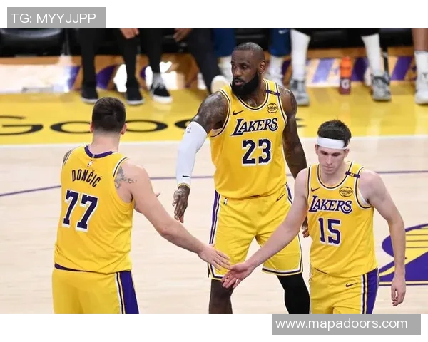 雷迪克：詹姆斯对于分析湖人揭幕战失利帮助非常大