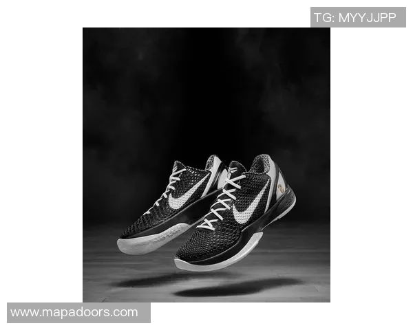 今日赛前热身时，库里上脚梦之队配色的科比6代球鞋